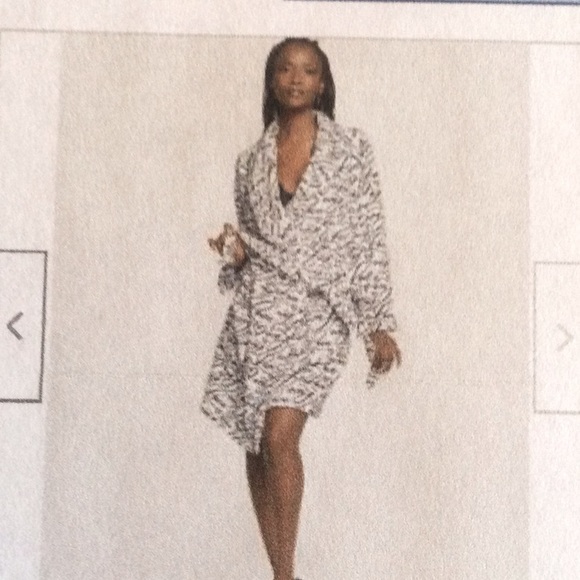 Victoria Secret Short Cozy Robe Plush Robe Coconut hearts NEW - Picture 1 of 1